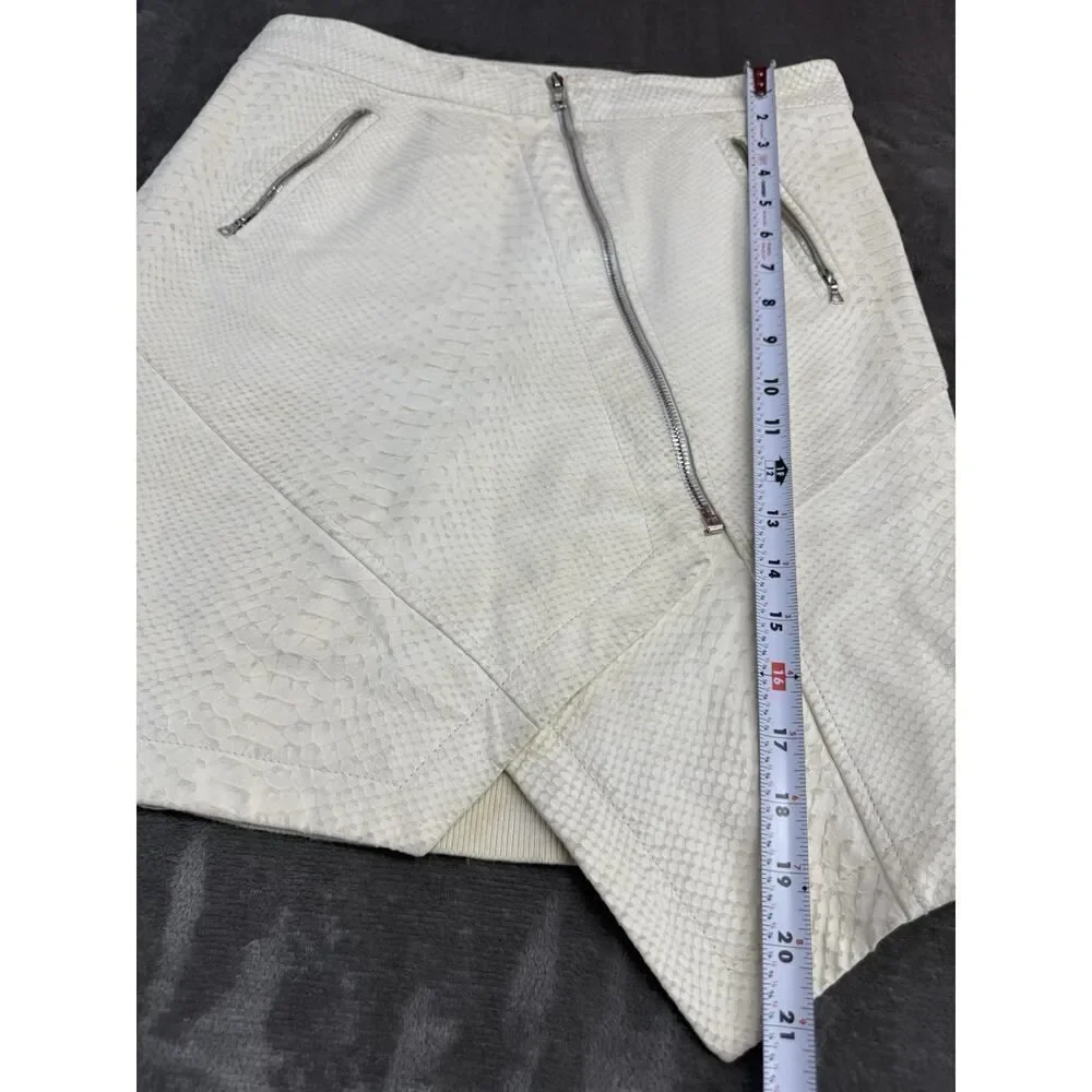 Yigal Azrouël Ivory Leather Skirt Size 8 Asymmetrical Zip Snake Texture